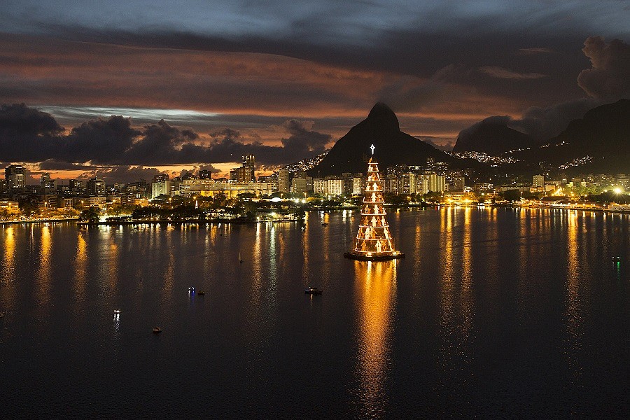 Río de Janeiro inauguró el mayor árbol de Navidad flotante de América del Sur