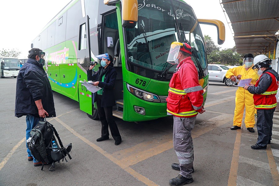 ¿Viajarás en bus interprovincial? El protector facial y la mascarilla te pueden salvar la vida