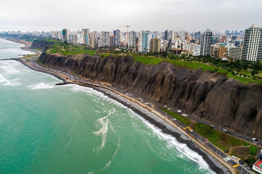 Inspeccionan zonas altas de la Costa Verde ante posibles deslizamientos