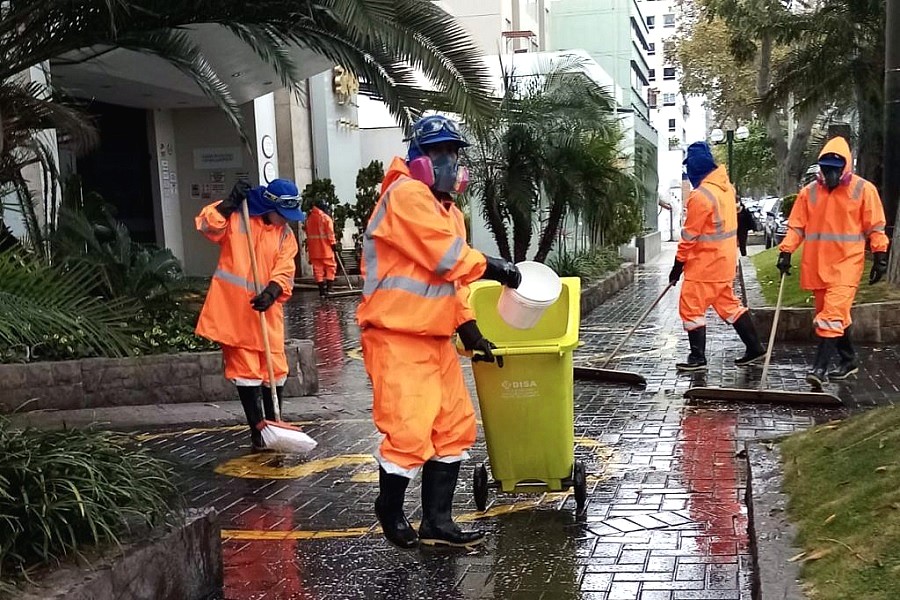 Desinfectan exteriores de diversos establecimientos hoteleros de Miraflores