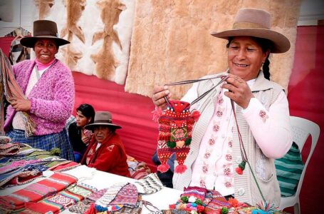 Mincetur instaura el “Premio Nacional a la Mujer Artesana” para revalorar su trabajo