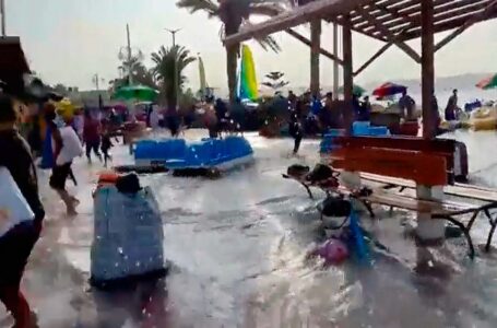 Paracas: fuertes oleajes inundaron malecón El Chaco afectando a restaurantes y negocios [VIDEOS]
