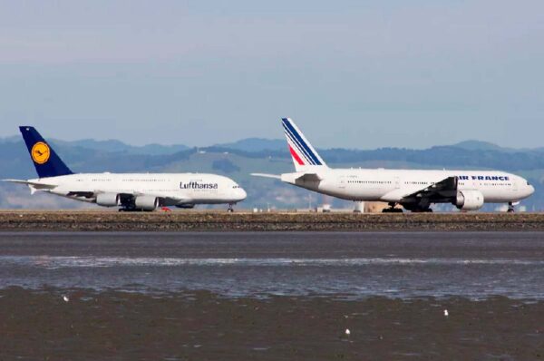 Aerolíneas europeas caen en bolsa hasta 4% por alza de precios del crudo y gas