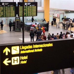 Gremios piden levantar el distanciamiento social en los aeropuertos para reactivar el turismo
