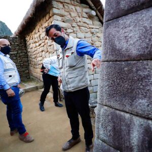 “Machu Picchu se mira pero no se toca”: ministro de Cultura advierte desgaste de ciudadela inca