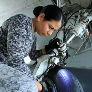 Latam y Tecsup lanzan beca para que mujeres estudien Aviónica y Mecánica Aeronáutica