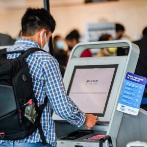 ¿Tiene algún costo adicional transferir o endosar pasajes aéreos a terceros?