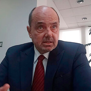 Ministro Helguero afirma ahora que solo 2,5 millones de turistas llegarían al Perú este año