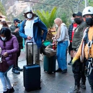 Al menos 5,000 turistas siguen varados en Cusco y unos 200 retornan caminando desde Machu Picchu