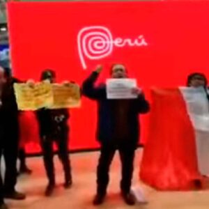 Manifestantes protestan en contra del gobierno en stand de Perú en FITUR 2023