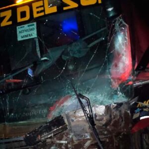Cusco: choque entre bus de Cruz del Sur y auto deja cinco muertos