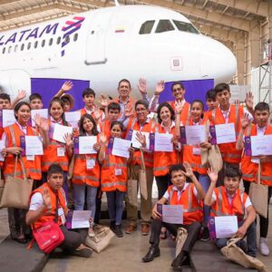 Receptores de Beca 18 visitaron el hangar de Latam Perú