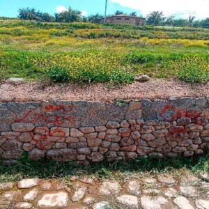 Atentado contra el patrimonio en Cusco: pintan con aerosol un muro inca de Sacsayhuamán