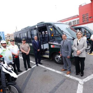 Mincetur entrega 41 motocicletas y 3 minibuses a la PNP para reforzar la seguridad de los turistas