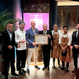 Embajada del Perú en Qatar entrega reconocimiento a restaurante TONO