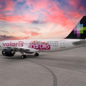 Volaris y Warner Bros diseñan el fuselaje de un avión inspirado en la película Barbie