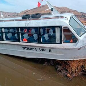 Puno: lancha termina atrapada entre totorales del Lago Titicaca