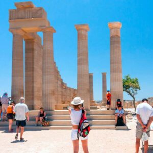Grecia instituye una nueva “tasa climática” para turistas