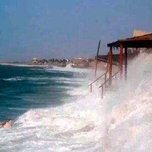Máncora perdería más de S/ 2 millones debido a restricción de playas por fuerte oleaje