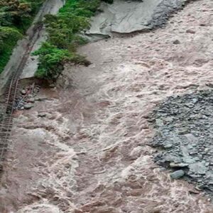 Cierran tramo de la vía férrea hacia Machu Picchu por caída de huaico