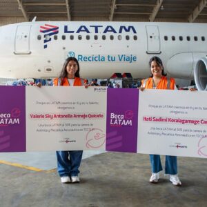 Latam Airlines beca a dos jóvenes mujeres para que estudien aeronáutica