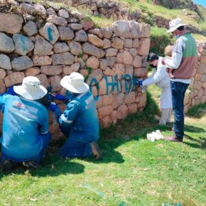 Cusco: limpian pintas en muro prehispánico del sitio arqueológico de Wakapunku