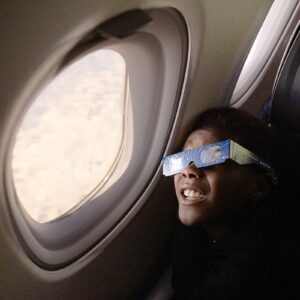Pasajeros de Delta Air Lines vieron el eclipse solar desde el cielo