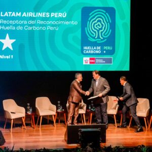 Latam Airlines recibió reconocimiento Huella Carbono Perú del Ministro del Ambiente