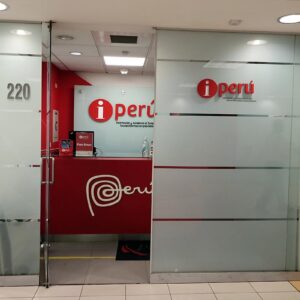 Mincetur y PromPerú ofrecen asistencia a turistas afectados por suspensión de vuelos en Jorge Chávez