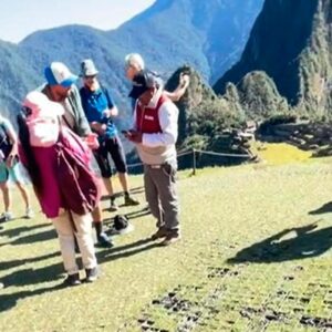 Turistas fueron expulsados de Machu Picchu por tomarse fotografía con bandera de empresa