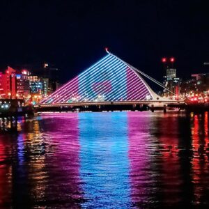 Puente Samuel Beckett de Dublín se ilumina con los colores del Perú