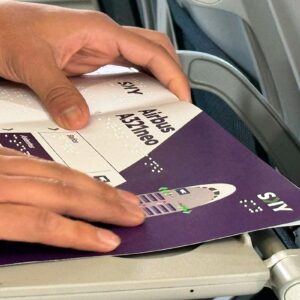 Sky Airline incorpora guía de información en braille para pasajeros con discapacidad visual