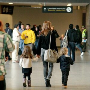 Aprueban autorización notarial de viaje para menores por uno de los padres