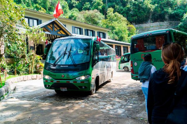 Ministro de Cultura propone que buses que llevan a Machu Picchu sean todos eléctricos