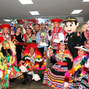 Cusco recibe a turistas con música, danzas y regalos por el Día Mundial del Turismo