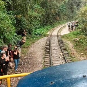 Advierten que turistas caminan por vía férrea a Machu Picchu poniendo en riesgo su seguridad