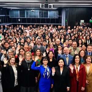 Nueva ministra Úrsula Desilú León recibe la posta de su antecesora Elizabeth Galdo