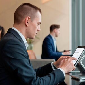 Viajeros de negocios dispuestos a usar la inteligencia artificial (IA) para sus reservas