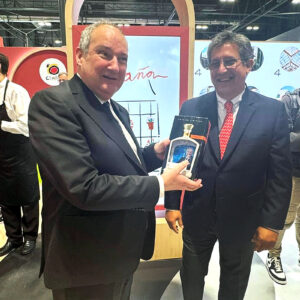 Apavit obsequia un Pisco personalizado a ministro español, Jordi Hereu Boher
