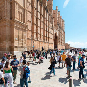 España bate récord de turistas con 94 millones de visitantes internacionales en 2024
