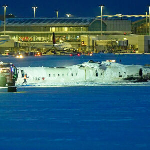 Investigan causas del accidente de Delta Air Lines en Toronto que dejó 15 heridos, 3 graves