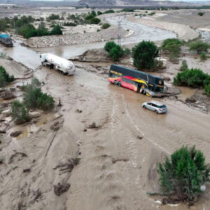Ica: huaico en Ocucaje arrastra bus interprovincial y pasajeros salen ilesos