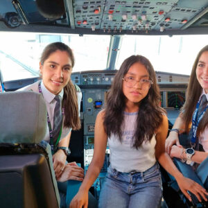 Sky operó vuelo 100% tripulado por mujeres para fomentar participación femenina en la industria aérea