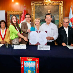 Presidente del Congreso firmó autógrafa de la nueva Ley General de Turismo