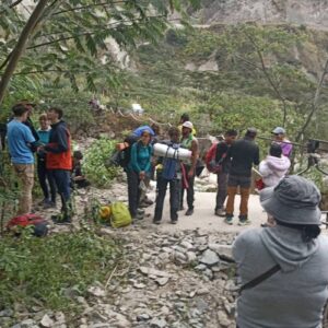 Turistas cruzan en oroyas rumbo a Machu Picchu tras deslizamiento en ruta amazónica