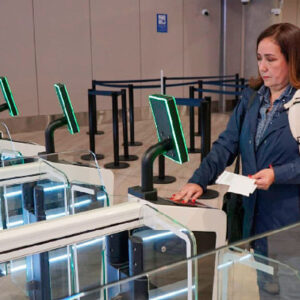 Más del 30% de pasajeros peruanos pasan rápido control migratorio con puertas electrónicas