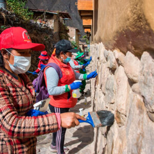 Cusco: inicia campaña de limpieza de muros incas en Ollantaytambo
