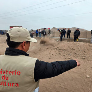 Limpian sardinel para evitar ingreso de vehículos a zona restringida de Pachacamac