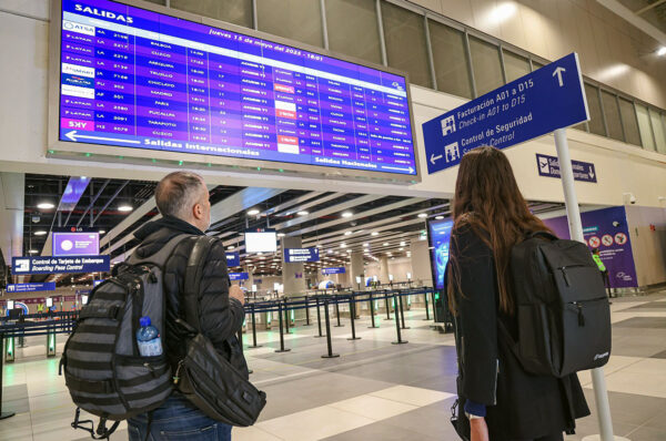 Tráfico de pasajeros en ruta Santiago – Lima reporta su caída más significativa en lo que va de 2026