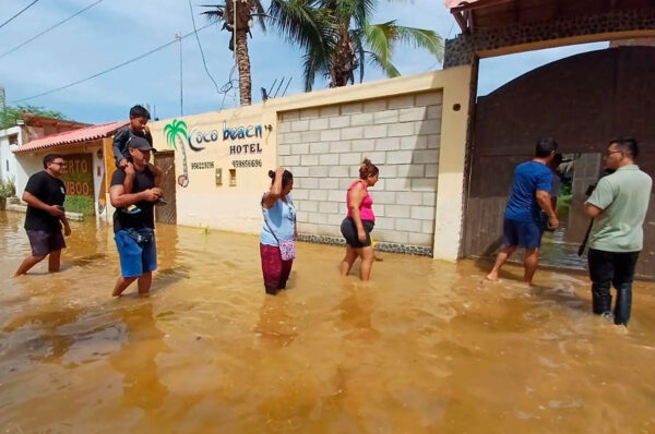 Máncora sigue inundado, sin agua y con pérdidas millonarias en plena temporada alta